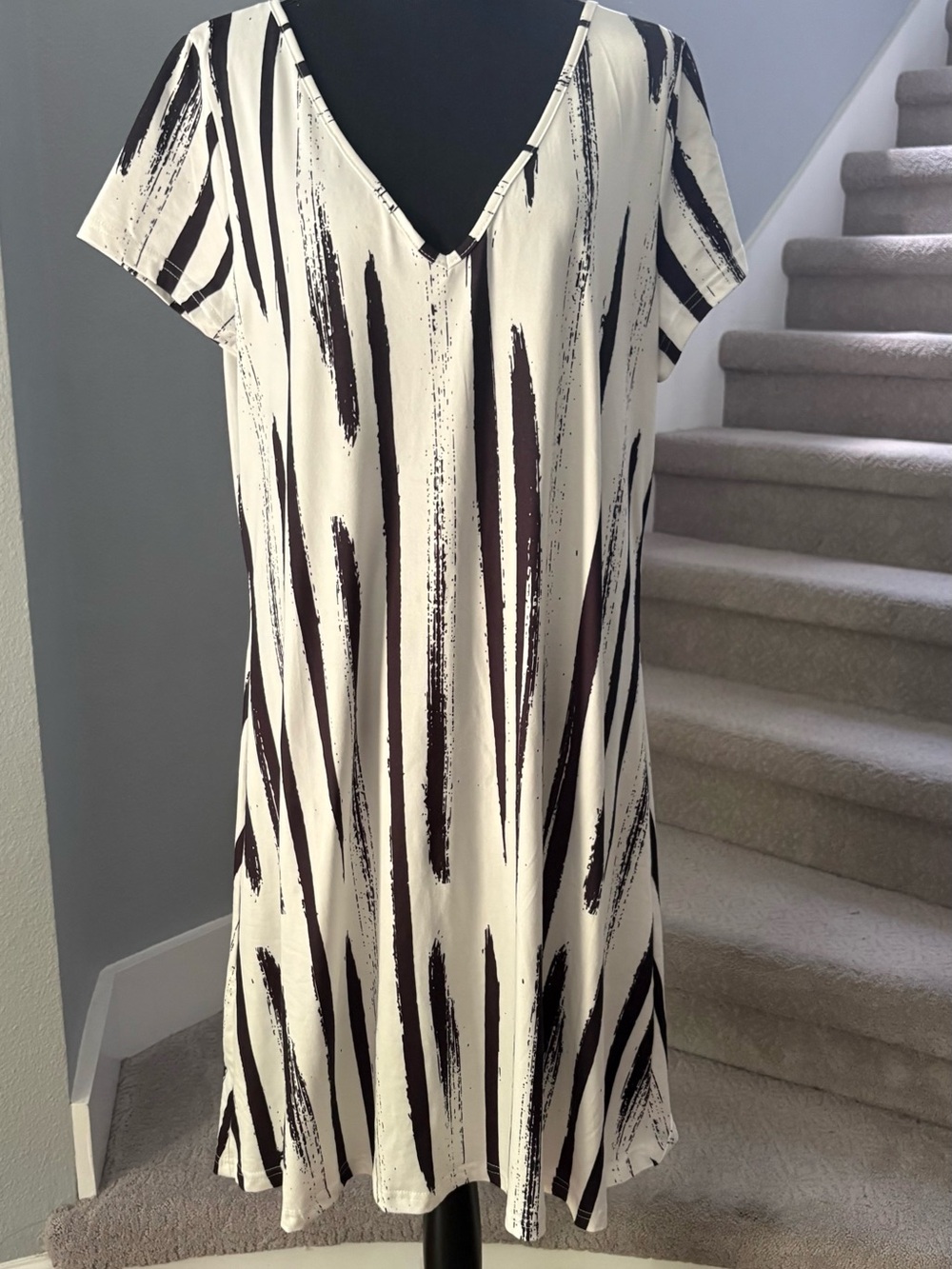 White & Black V-Neck Short Sleeve Dress